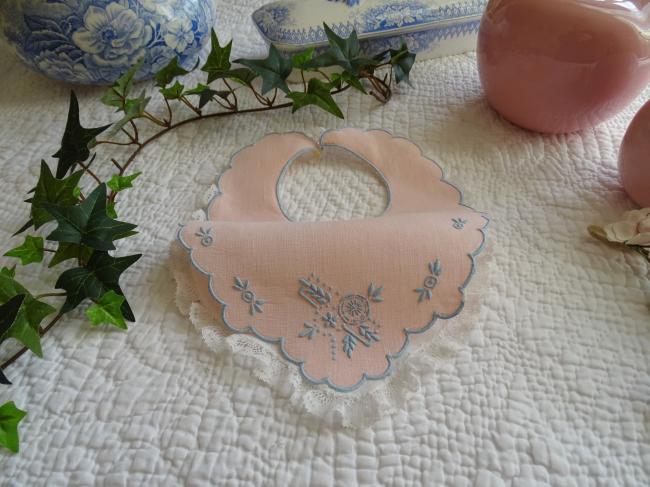 Adorable bavoir de bébé en lin rose brodé de fleurs bleu et petite dentelle