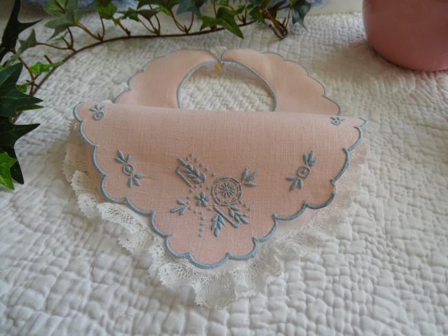 Adorable bavoir de bébé en lin rose brodé de fleurs bleu et petite dentelle