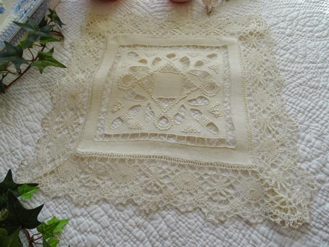 Adorable napperon en lin fait de broderie point de noeud et dentelle 1900 