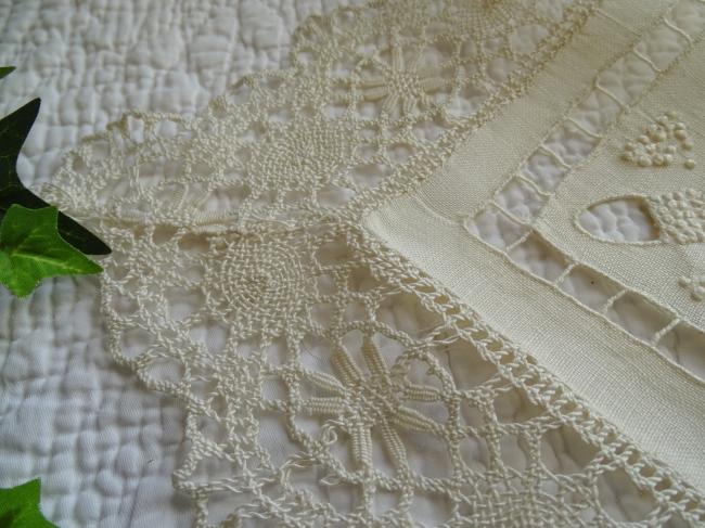 Adorable napperon en lin fait de broderie point de noeud et dentelle 1900 