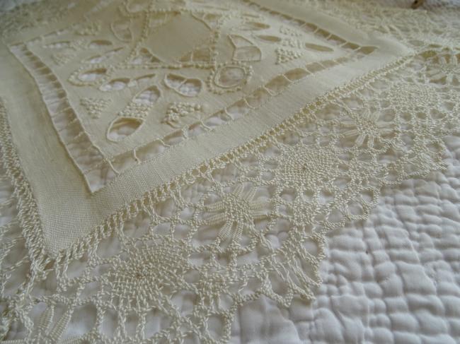 Adorable napperon en lin fait de broderie point de noeud et dentelle 1900 