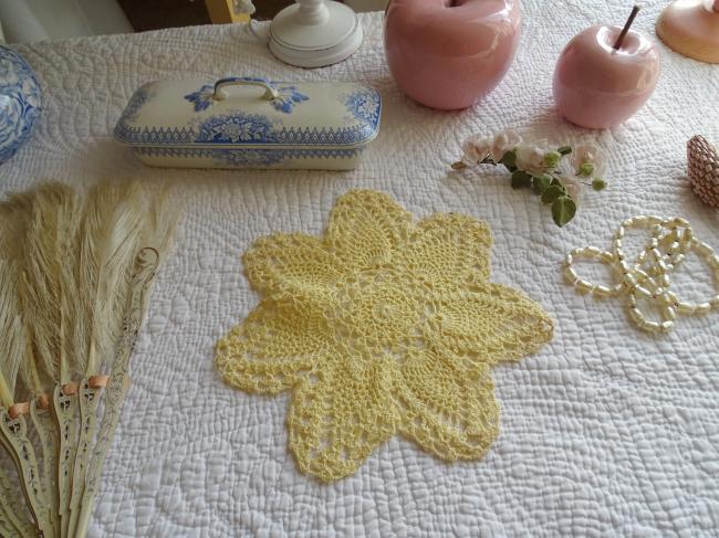 Joli petit napperon en étoile au crochet, couleur jaune paille