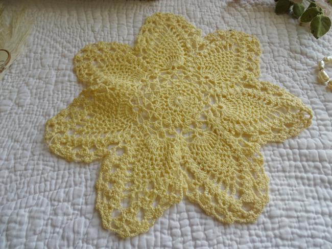 Joli petit napperon en étoile au crochet, couleur jaune paille