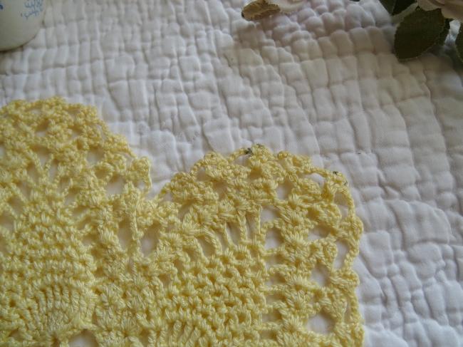 Joli petit napperon en étoile au crochet, couleur jaune paille