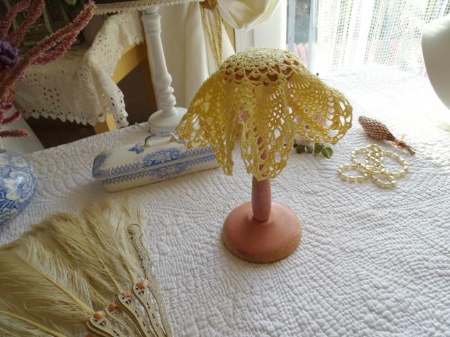 Joli petit napperon en étoile au crochet, couleur jaune paille