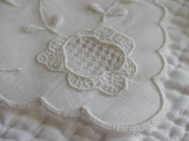Merveilleux large col en linon avec une riche broderie ajourée de fleurs 1900