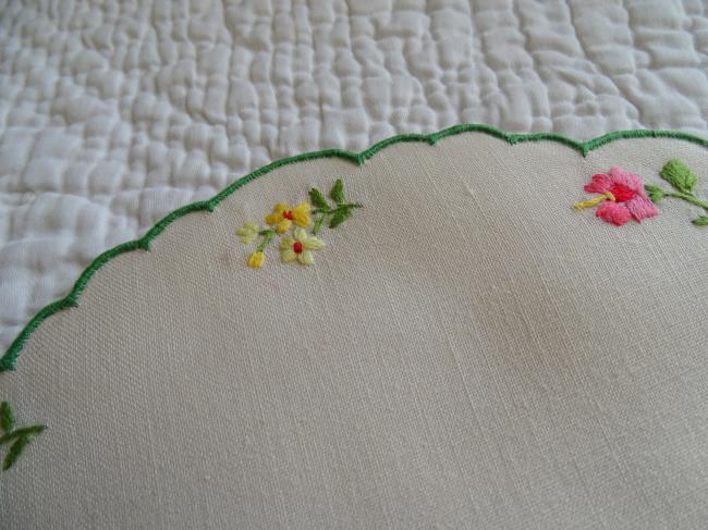 Joli napperon brodé de petites fleurettes de style anglais