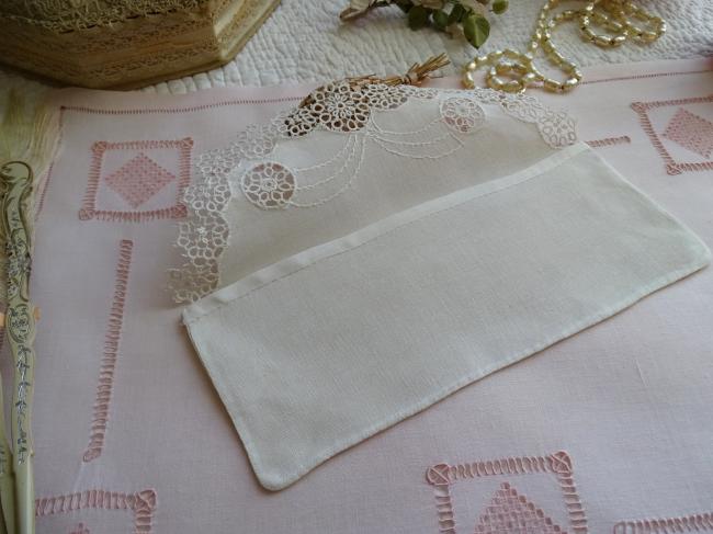 Très raffinée pochette range-serviette brodée et dentelle d'Irlande
