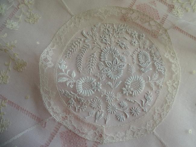 Superbe centre de table en tulle rebrodé au tambour & fond de bonnet