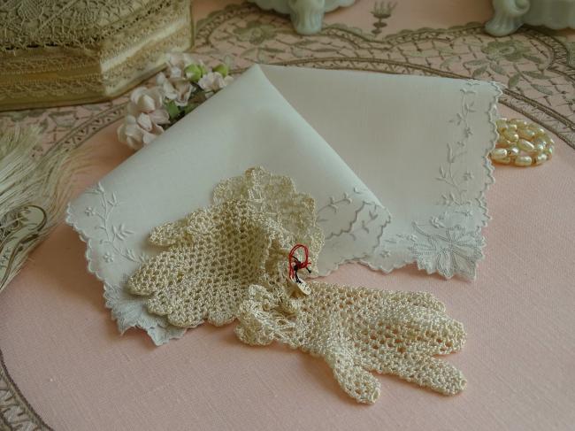 Rare Jolie paire de gants de bébé en crochet faits main, couleur crème, 1900