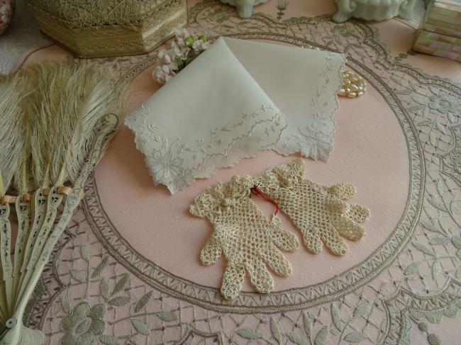 Rare Jolie paire de gants de bébé en crochet faits main, couleur crème, 1900