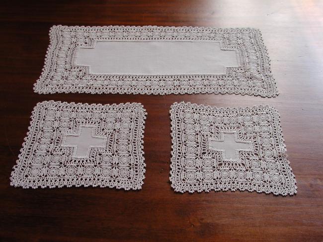 Lovely set of 3 doilies with crochet lace 1900.