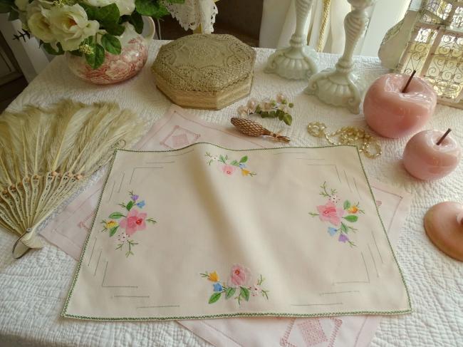 Adorable dessus de plateau brodé de roses en appliqué