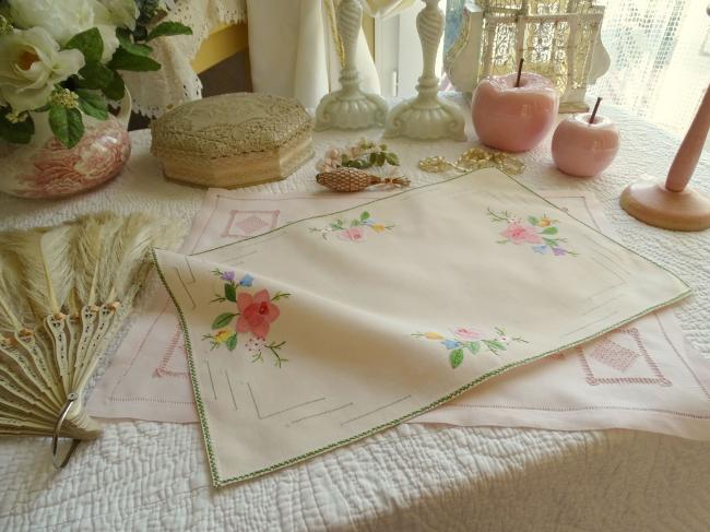 Adorable dessus de plateau brodé de roses en appliqué