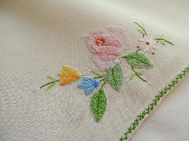 Adorable dessus de plateau brodé de roses en appliqué