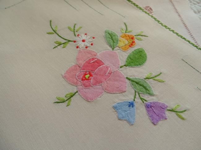 Adorable dessus de plateau brodé de roses en appliqué