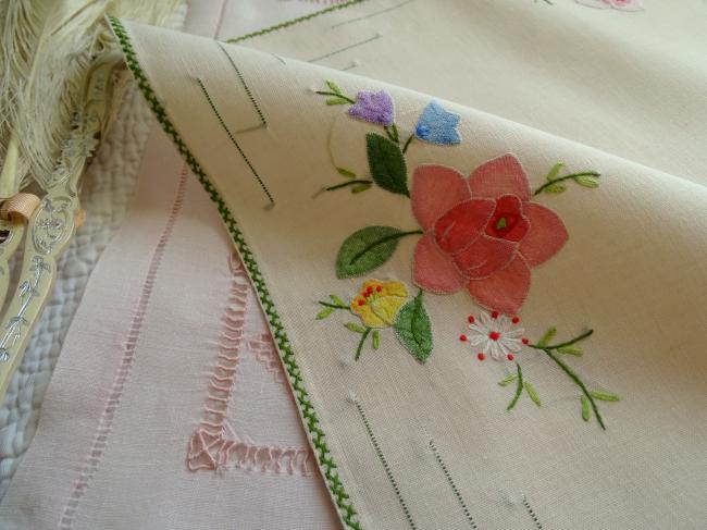 Adorable dessus de plateau brodé de roses en appliqué