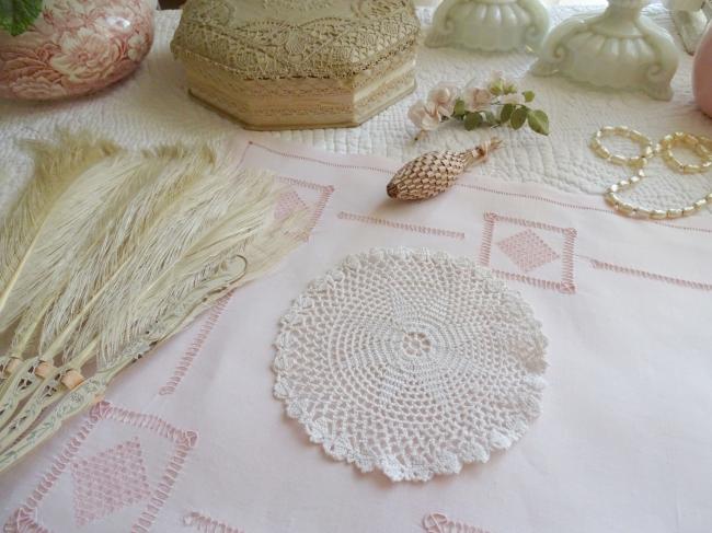 Joli petit napperon rond en dentelle de crochet à la main vers 1940