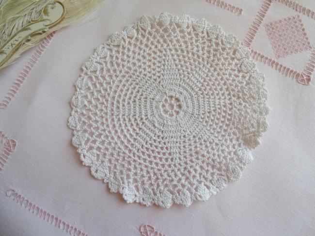 Joli petit napperon rond en dentelle de crochet à la main vers 1940