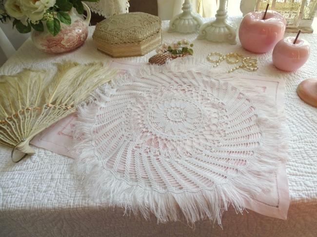 Superbe grand centre de table en très fine dentelle de crochet et franges