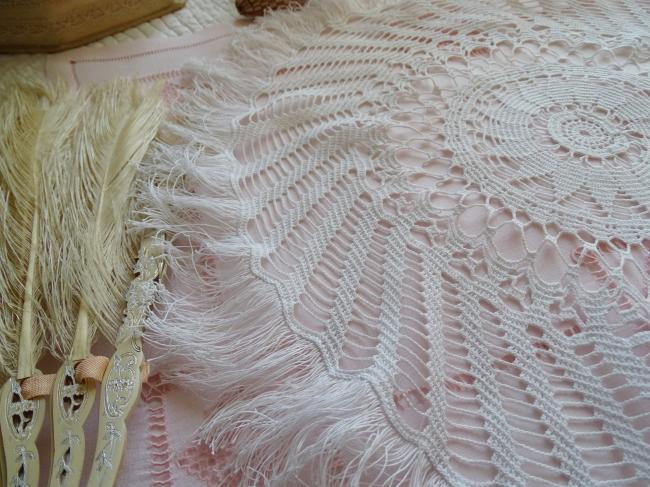 Superbe grand centre de table en très fine dentelle de crochet et franges