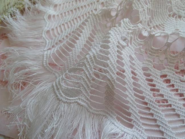 Superbe grand centre de table en très fine dentelle de crochet et franges