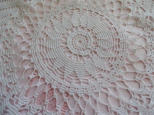 Superbe grand centre de table en très fine dentelle de crochet et franges