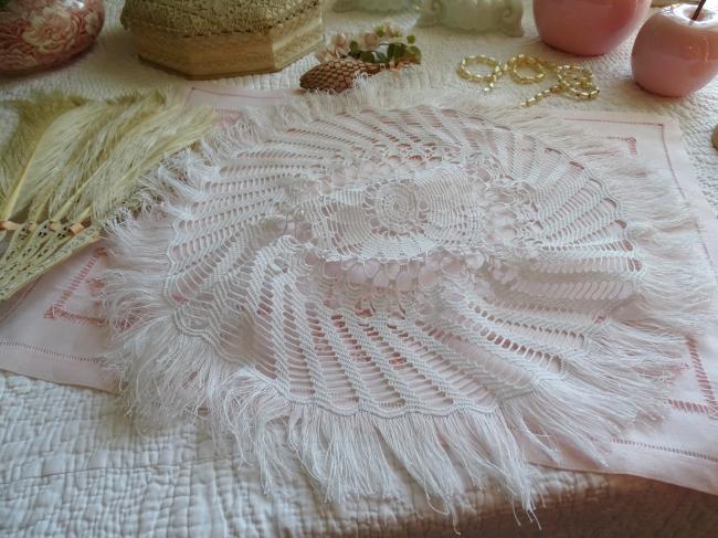 Superbe grand centre de table en très fine dentelle de crochet et franges