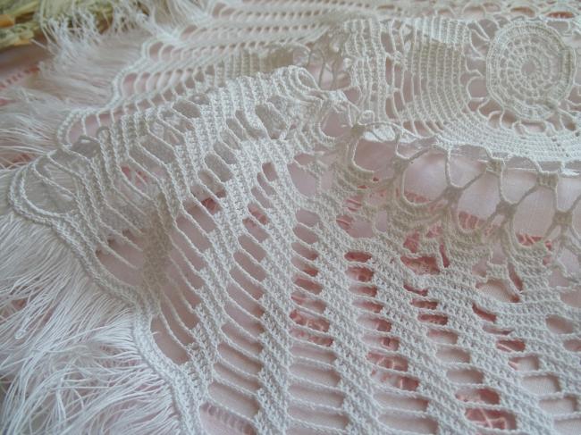 Superbe grand centre de table en très fine dentelle de crochet et franges