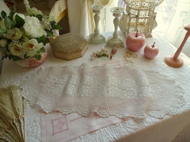 Charmant chemin de table fait au crochet, décor de roses 1930