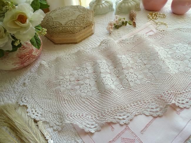 Charmant chemin de table fait au crochet, décor de roses 1930