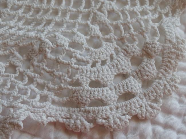 Charmant chemin de table fait au crochet, décor de roses 1930