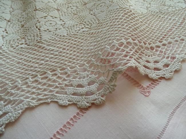 Charmant chemin de table fait au crochet, décor de roses 1930