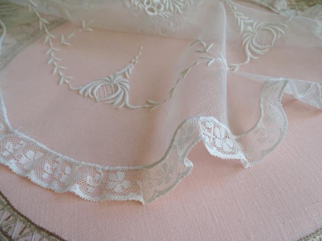 Magnifique centre de table en tulle rebrodé en broderie blanche élaborée
