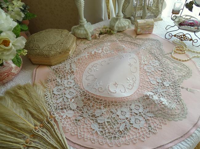 Magnifique centre de table ajouré et brodé, large dentelle de Venise 1900