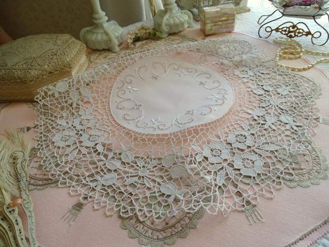 Magnifique centre de table ajouré et brodé, large dentelle de Venise 1900