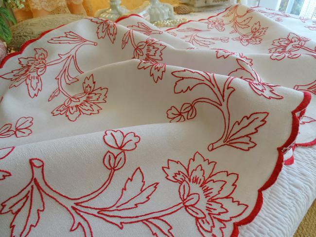 Merveilleux chemin de table en lin avec broderie rouge, rinceaux de pivoines