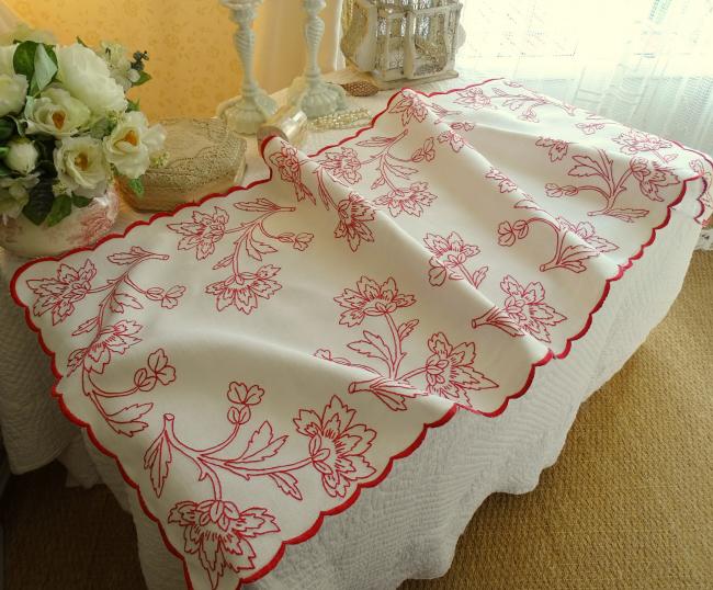 Merveilleux chemin de table en lin avec broderie rouge, rinceaux de pivoines