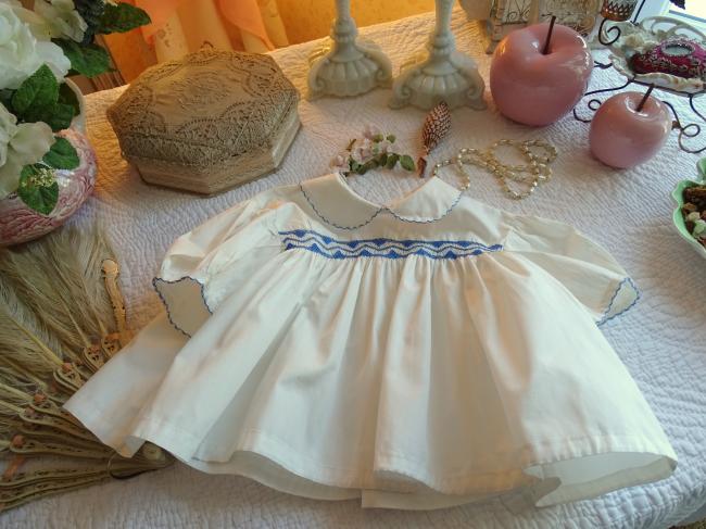 Adorable petite robe neuve de bébé avec smocks 1950