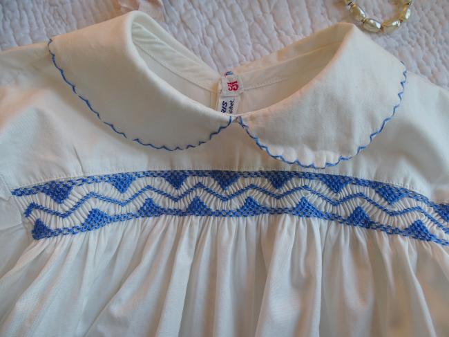 Adorable petite robe neuve de bébé avec smocks 1950