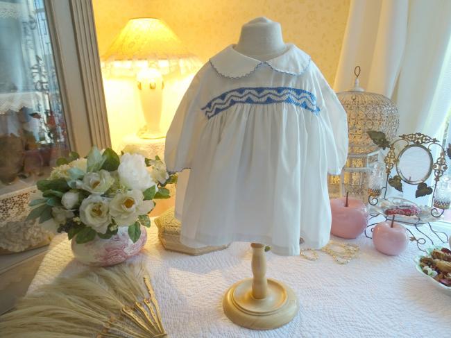 Adorable petite robe neuve de bébé avec smocks 1950