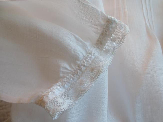 Jolie blouse de bébé en mousseline, dentelle et plis religieux 1900