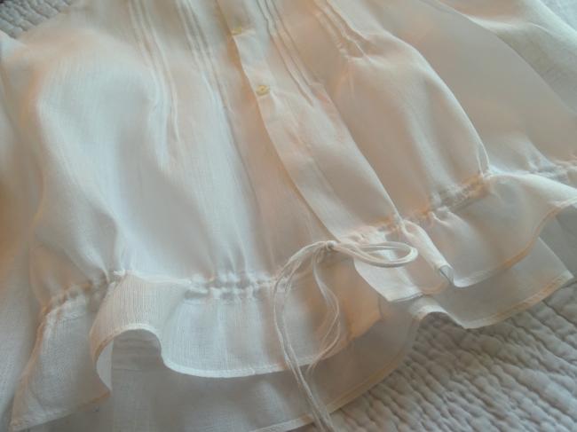 Jolie blouse de bébé en mousseline, dentelle et plis religieux 1900