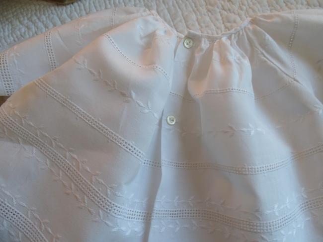 Très jolie blouse ample de poupon en broderie anglaise 1950
