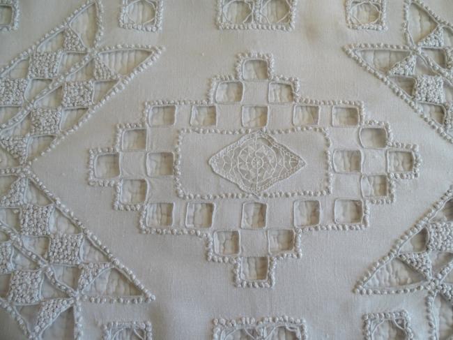 Magnifique grand chemin de table brodé, avec dentelle de Venise