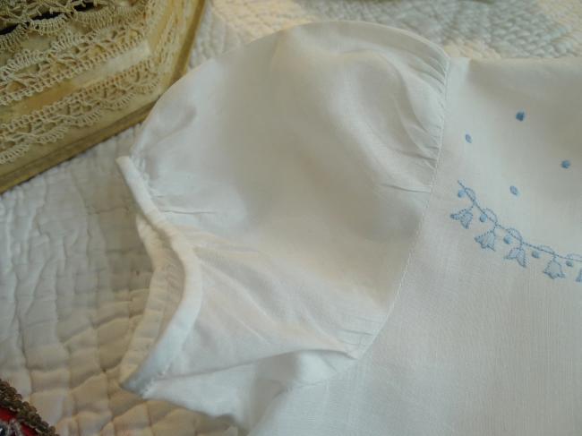 Adorable petite blouse neuve de bébé avec broderie de clochettes 1950