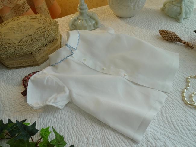 Adorable petite blouse neuve de bébé avec broderie de clochettes 1950