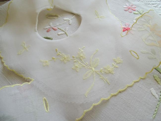 Adorable bavoir de bébé en voile brodé d'un bouquet de fleurs jaunes