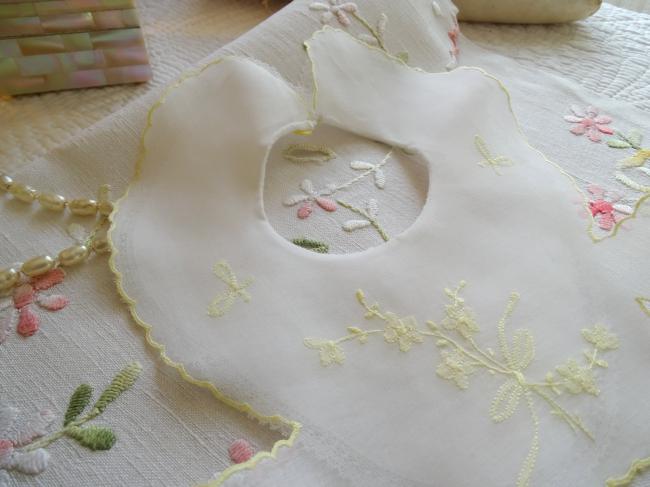 Adorable bavoir de bébé en voile brodé d'un bouquet de fleurs jaunes