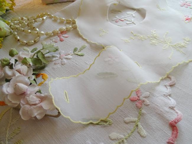 Adorable bavoir de bébé en voile brodé d'un bouquet de fleurs jaunes